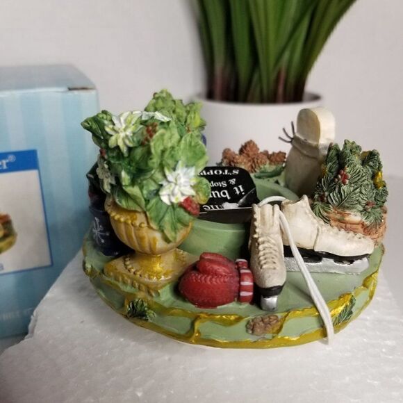 Old Virginia Candle Co. Candle Capper Poinseitta - Picture 3 of 9